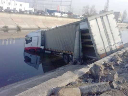 Un TIR a căzut în râul Dâmboviţa